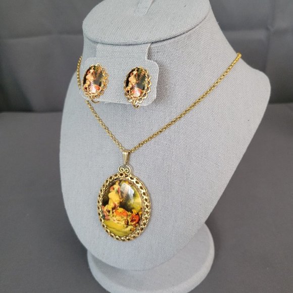 Womens Gold Tone Round Link Chain Colonial Scene Pendant Necklace Earrings Set - Picture 3 of 10